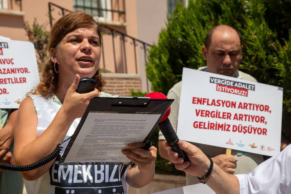 Aile Hekimleri ve Aile Sağlığı Merkezi çalışanları vergide adalet istiyor. Aile hekimleri ve ASM çalışanları Hazine ve Maliye Bakanı Mehmet Şimşek'e seslendi.